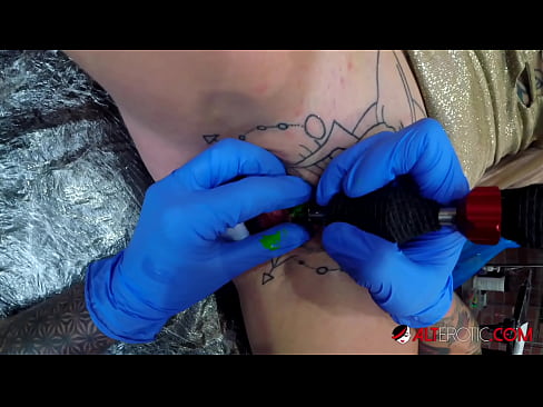 ❤️ Tsis tshua muaj tattooed hottie Sully Savage tau txais tattoo ntawm nws clitoris ❤️ Sex video ntawm hmn.sexvideosex.top% ☑
